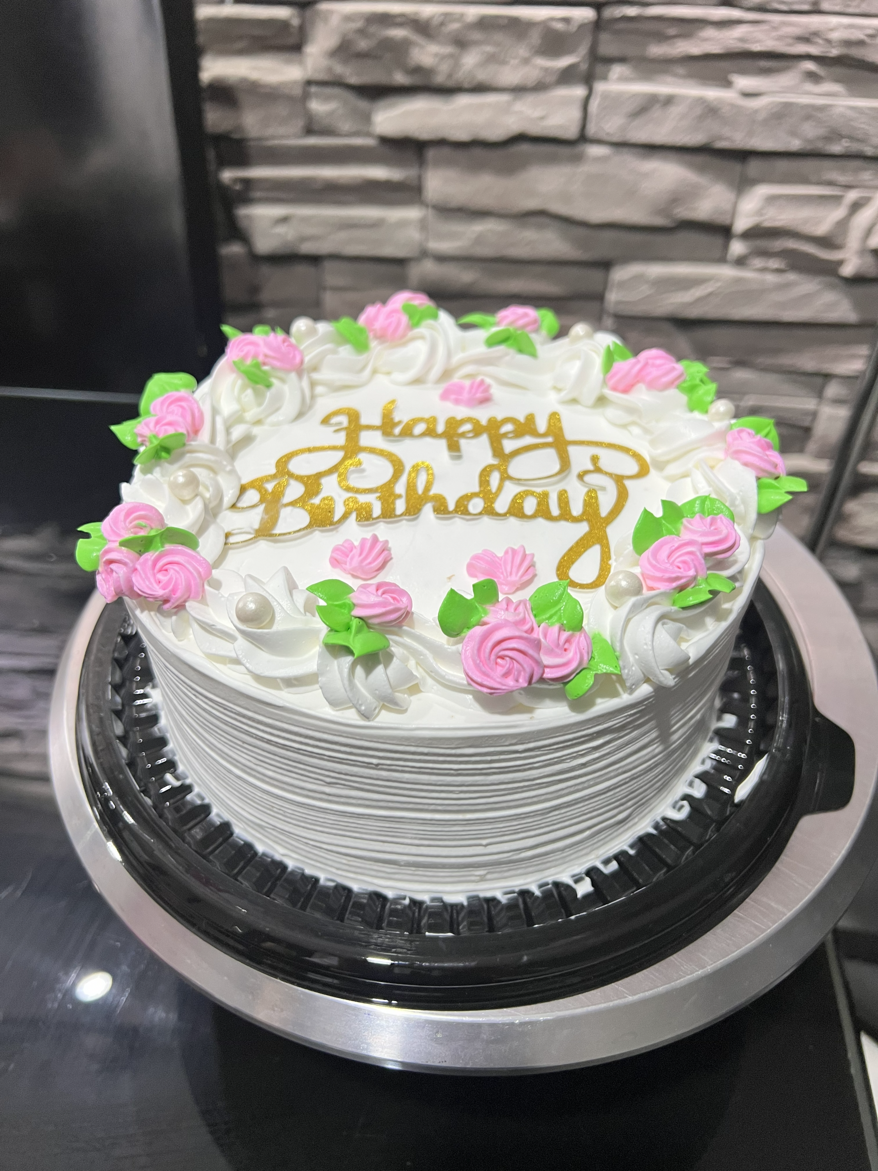 Manos decorando una torta con amor